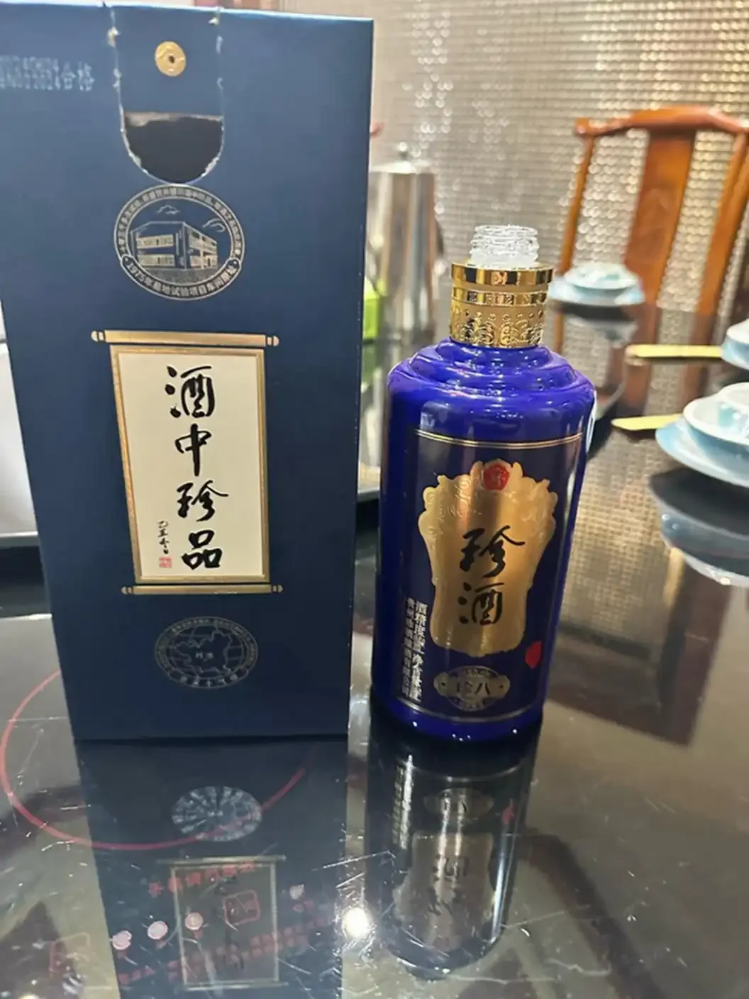 传统酿酒坊内景，展示陶坛、多种酿酒粮食（高粱、大米、玉米、小麦）和酒曲，背景有蒸馏设备_1
