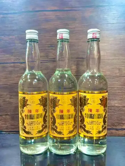 晋川香高粱酒传统酿造使用的老窖泥特写，布满菌丝与纹理_1
