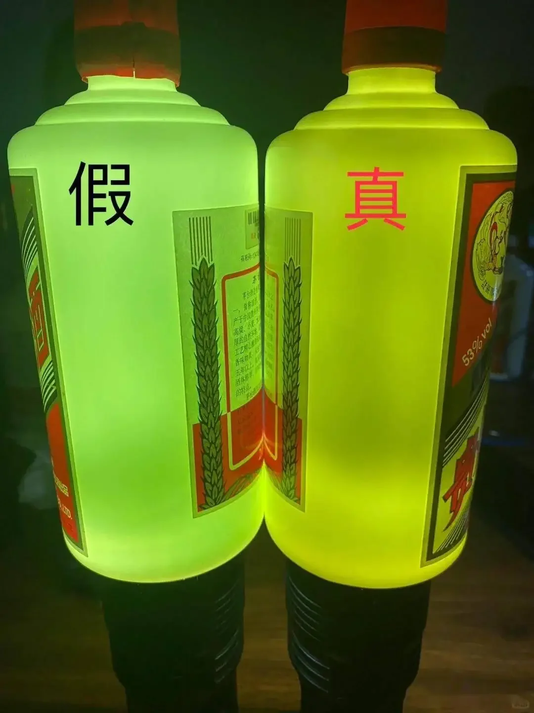 资深酿酒师展示白酒鉴别步骤：桌面上有酒瓶、瓷杯和写有鉴别要点的便签，用于教学如何辨别真假白酒。_1