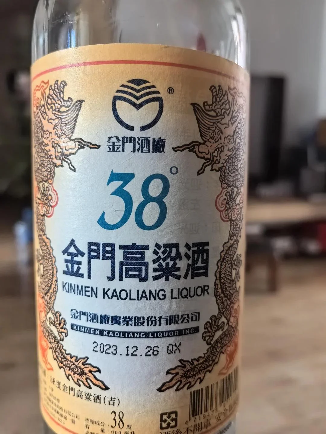 酿酒师正在从三年陈酿的陶坛中提取高粱酒，背景是摆满酒坛的储酒室，展现了传统陈酿的真实场景。_1