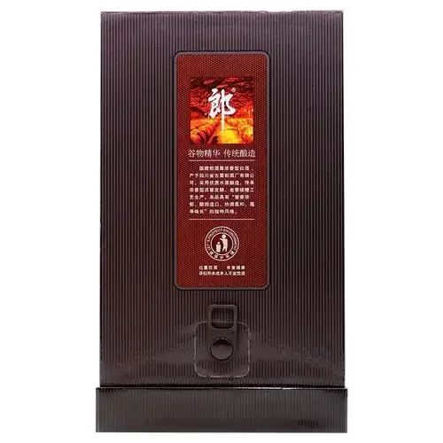 一瓶国藏郎酒52度浓香型白酒与陶瓷酒杯的静物特写，展示其精致的包装与酒体。_1