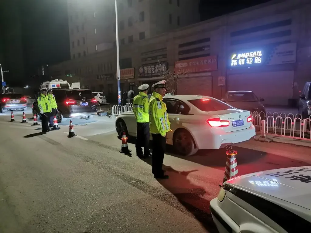 深夜交警在路边对司机进行呼气式酒精检测的示意场景_1