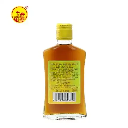 黑蚂蚁泡酒制作过程特写：透明酒坛中黑蚂蚁清晰可见，旁边有比例纸条和称量工具_1