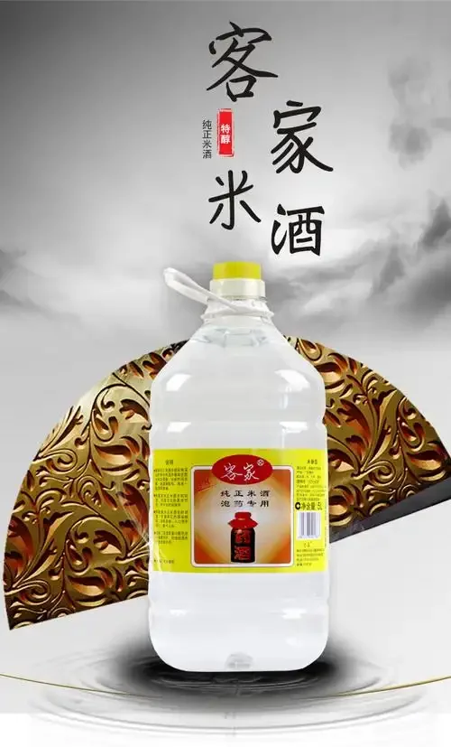广东传统酿酒工坊内景，展示豉香型白酒肥肉酝浸的关键工艺步骤_1