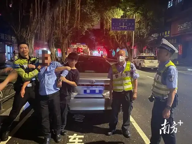 夜晚路边事故现场警示图片，强调酒后驾驶后冷静处理的重要性。_1