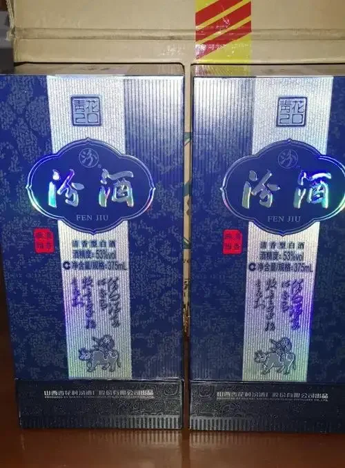 一瓶二十年陈酿清香型白酒与古朴陶坛在酒窖木架前的静物展示，展现了老酒的岁月感与窖藏环境。_1
