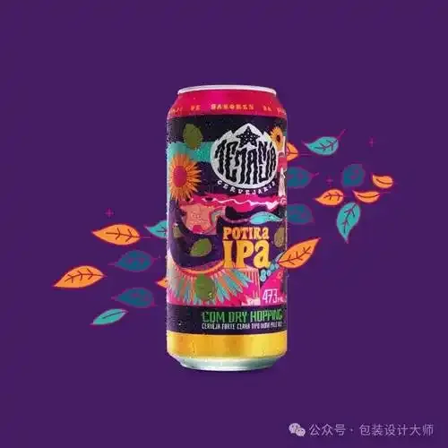 精酿啤酒包装设计工作台，展示多种设计风格的标签草稿与未贴标的酒瓶_1