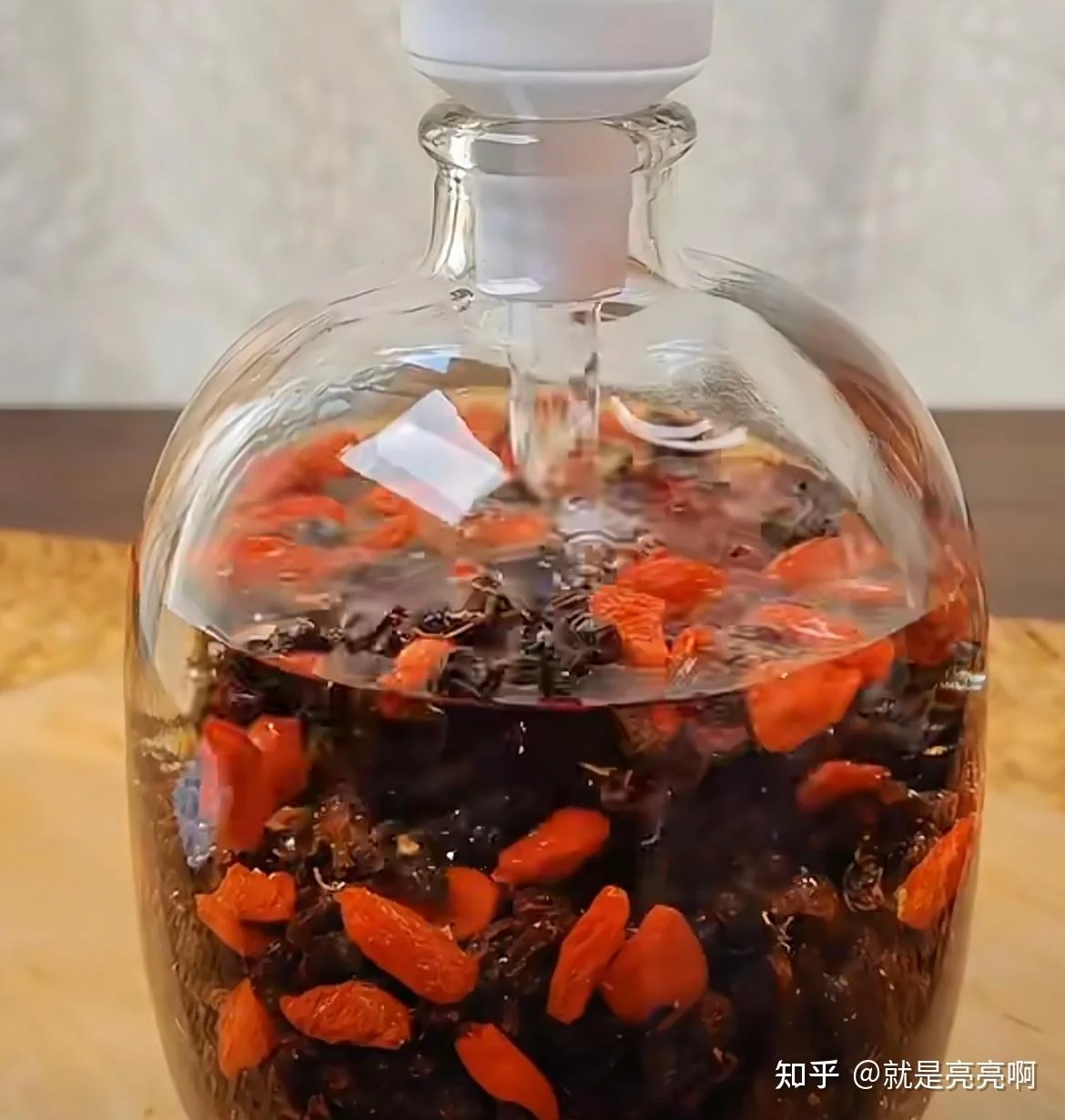 金钩子泡酒制作过程展示：透明玻璃罐中泡着金黄色的金钩子和琥珀色酒液_1