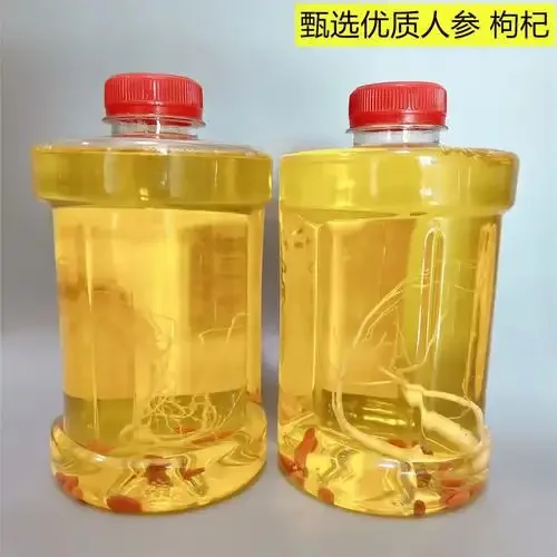 玻璃罐中人参、枸杞、黄芪浸泡在酒液中的特写，展示人参泡酒的经典搭配。_1