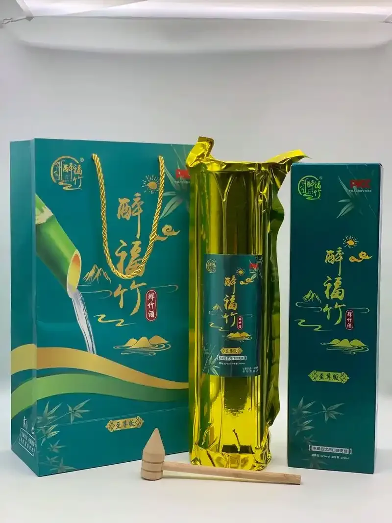 酿酒师在活体竹子上钻孔注入酒液，展示竹筒酒制作的关键步骤_1