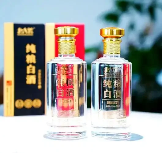 一瓶北大荒白酒与金色谷物和传统酿具摆放在一起，体现其纯粮酿造的传统工艺_1