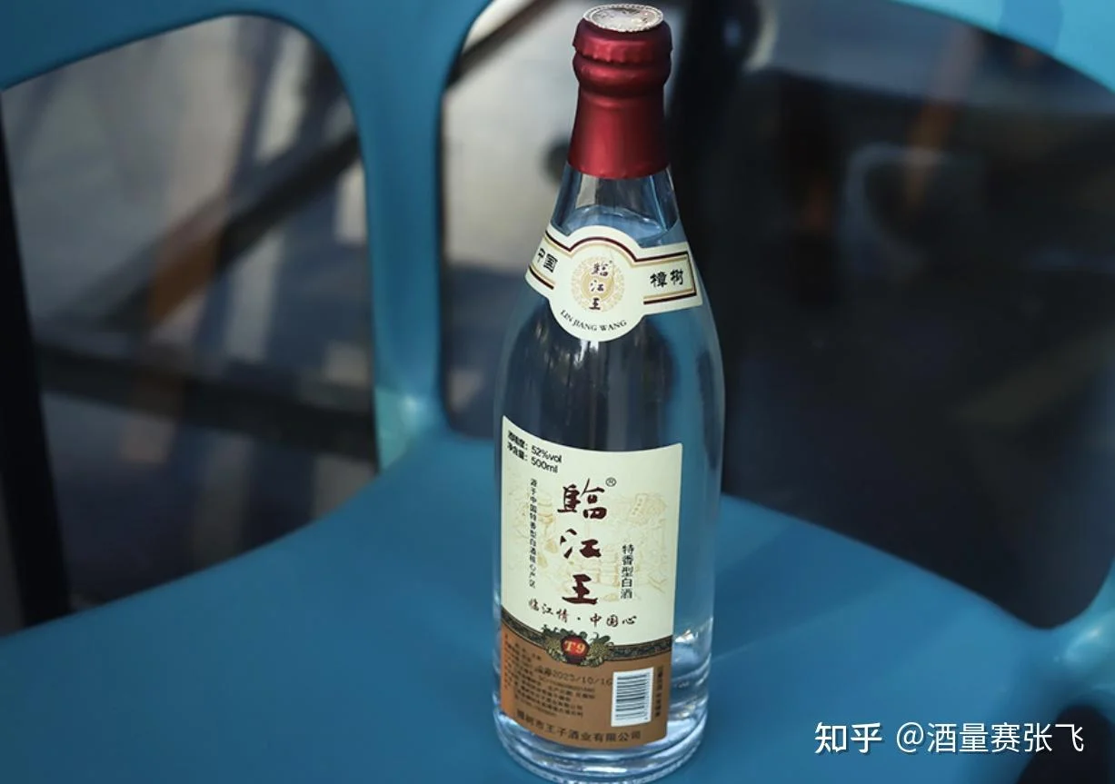 酿酒师正在仔细查看用于酿造优质粮食酒的糯高粱原料，背景是传统的酿酒工具，氛围专注而专业。_1