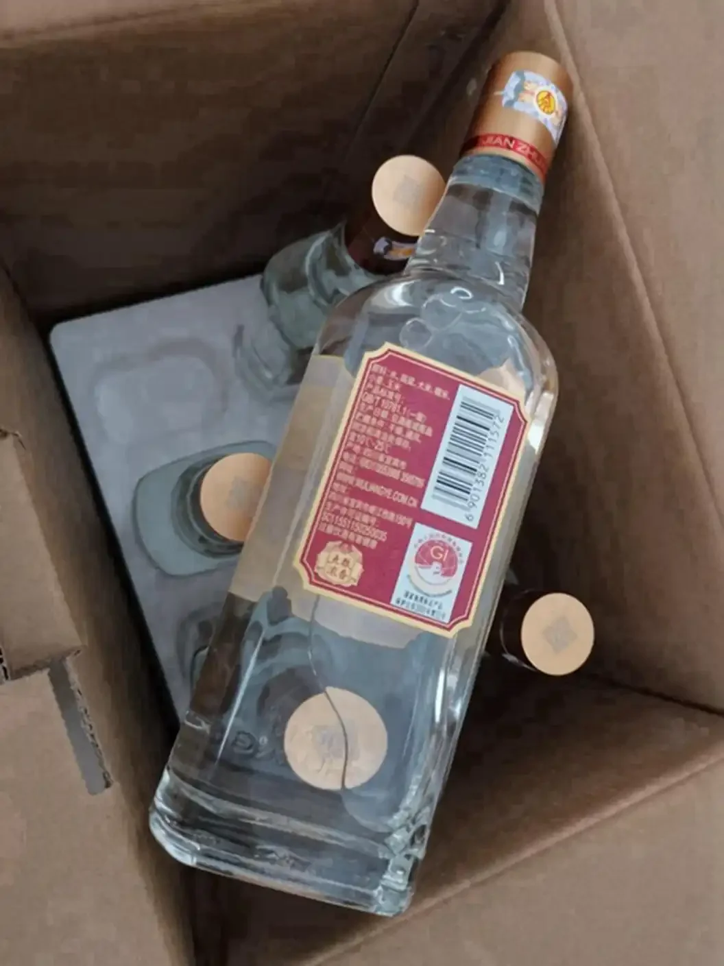 老酿酒师在酒窖中品鉴刚酿好的纯粮食酒，观察酒体色泽和挂杯_1