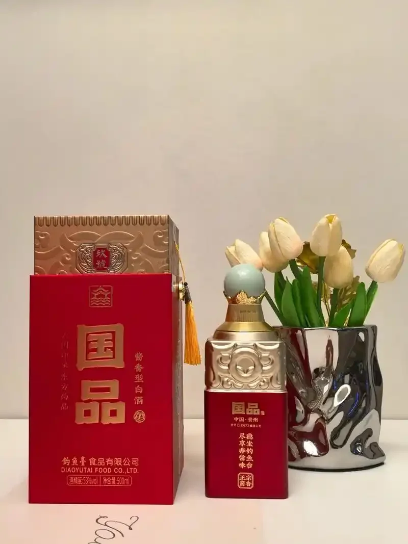 酿酒师检查堆积发酵的酒醅，展示传统粮食酱香白酒酿造过程_1