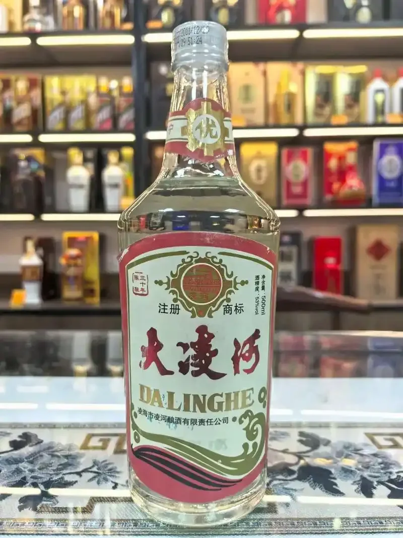 三杯不同年份酱香型白酒颜色对比：从左到右依次为透明新酒、微黄陈酒、金黄老酒，展示时间对酒体色泽的影响。_1
