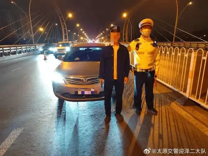 交警正在使用专业吹气式酒精检测仪进行现场检测，仪器屏幕显示酒精含量数值。_1