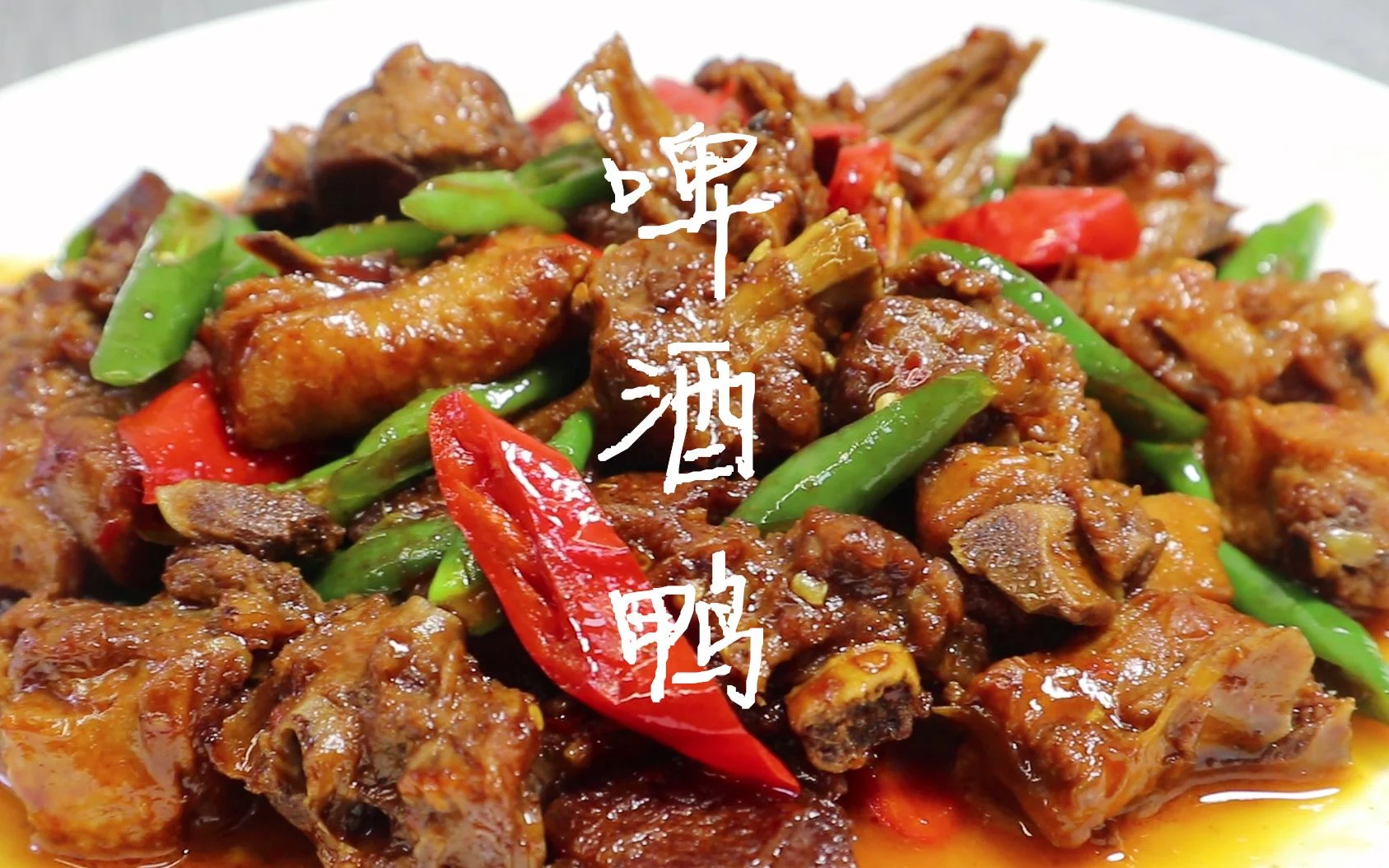 家庭自酿啤酒所需全套工具和原料展示，包括糖化锅、发酵罐、麦芽和啤酒花等，直观展示酿造准备工作。_1