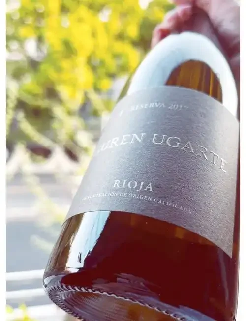 家庭或小型酒坊中，透明玻璃发酵罐内粮食发酵过程的细节特写，展示了酿酒的核心环节。_1