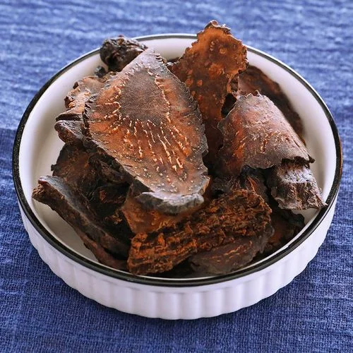 肉苁蓉巴戟天覆盆子淫羊藿泡酒实物展示：透明玻璃罐中琥珀色酒液与清晰可见的药材_1