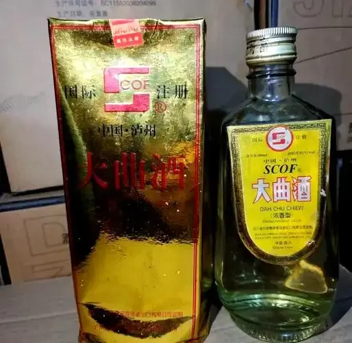 一块成熟的传统大曲块特写，表面布满菌丝和裂纹，展示大曲酒酿造的核心原料_1
