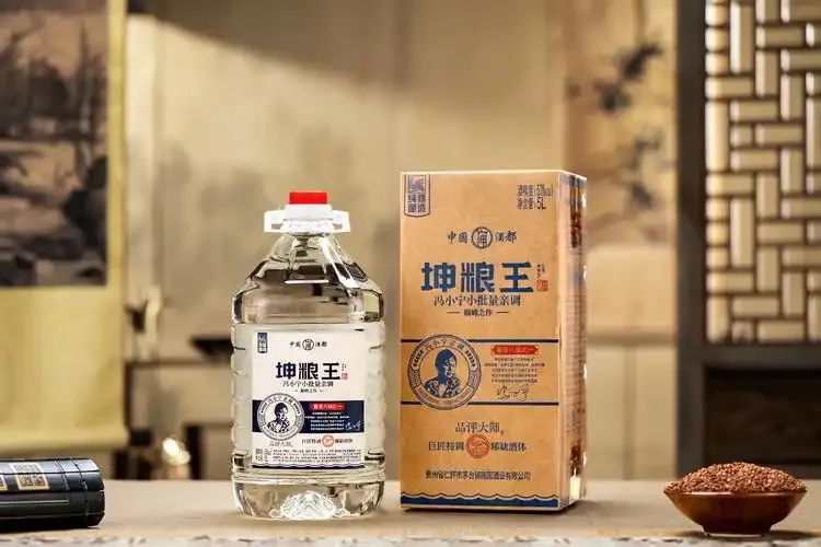 不同品牌纯粮白酒与酿酒粮食的对比展示，凸显纯粮酒的原料本质。_1