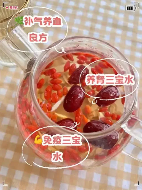 泡酒后的枸杞红枣被捞出放在碗中，旁边是再利用制作的红枣糕和热茶，展示了酿酒食材的二次利用场景。_1