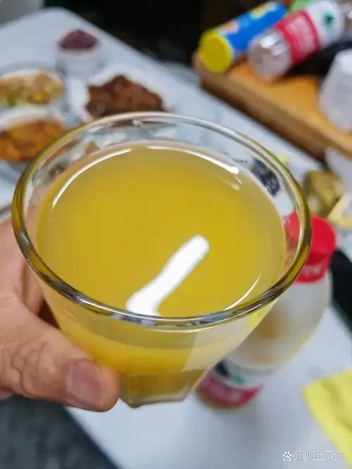 古朴陶瓷白酒杯与新鲜切开的绿色猕猴桃静物摆拍，探讨白酒与水果搭配的主题_1