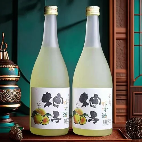 新鲜柚子瓣与白酒杯搭配的静物照，展示柚子白酒的健康饮用方式_1