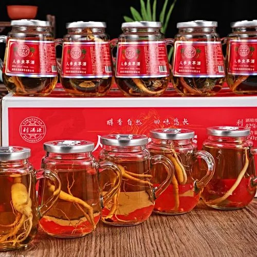 人参、冬虫夏草、枸杞在金黄白酒中浸泡的微距特写，展示优质养生药酒的泡制状态_1