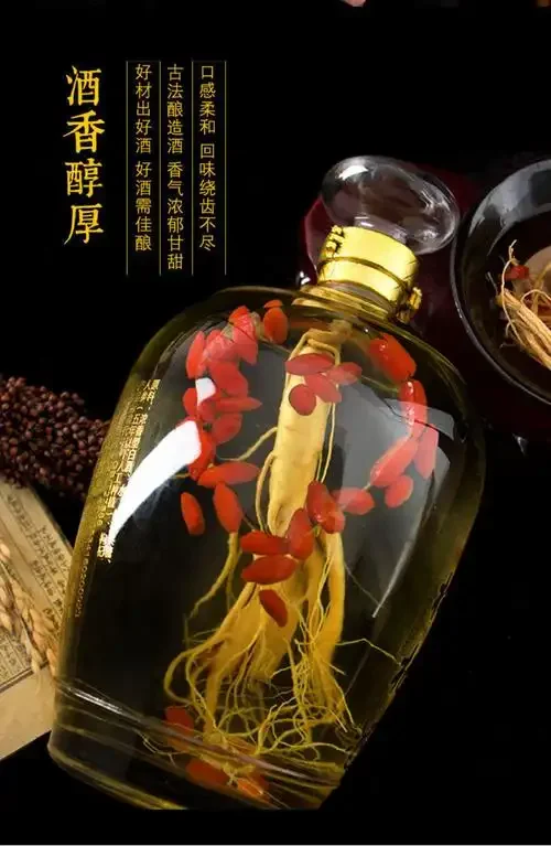 传统玻璃罐中浸泡三根完整人参的自制人参酒，酒体清澈呈琥珀色，人参根须清晰可见，置于古朴木桌上。_1