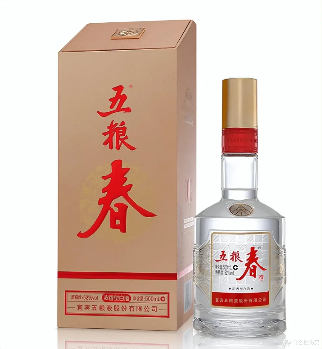 家庭待客场景布置：餐桌上摆着家常菜和三款不同风格的白酒，营造温馨准备氛围_1