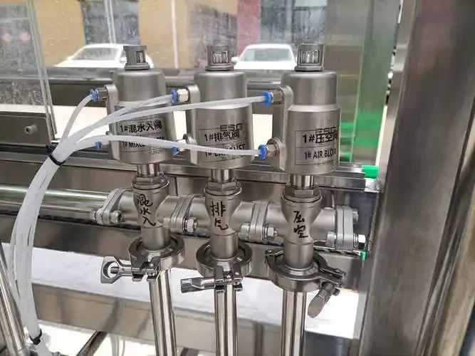 一套不锈钢精酿啤酒设备摆放在工作台上，旁边有麦芽、啤酒花和品酒杯，氛围专业温馨。_1