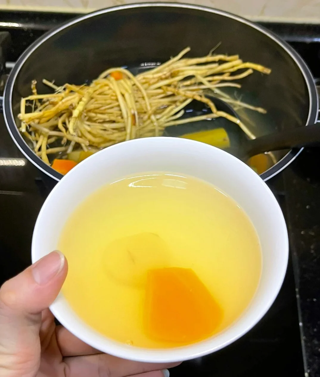 一支箭植株泡在透明玻璃罐高度白酒中的细节特写，展示正确的泡酒初始状态。_1