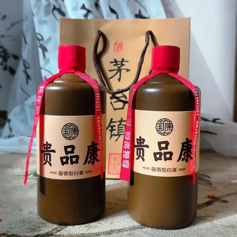 传统白酒窖藏室内部照片，布满灰尘的陶坛整齐排列，柔和的暖光照射在酒坛上，展现出陈年窖藏的静谧与岁月感。_1