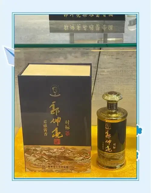 酿酒师正在操作木甑蒸馏，撒出红褐色酒醅的特写_1