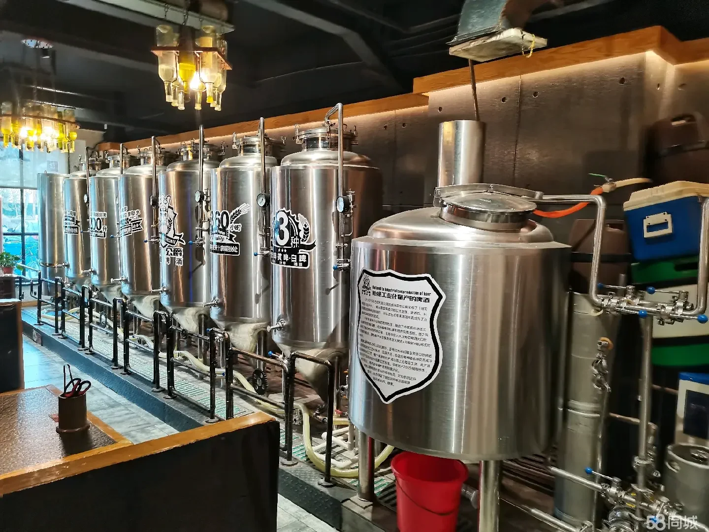 家庭自酿啤酒入门设备组装展示，包含煮沸锅、发酵桶等核心部件_1