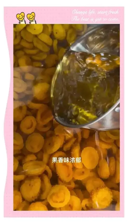 家庭自制刺梨酒成品特写：透明玻璃罐中金黄色的酒液与悬浮的刺梨果肉_1