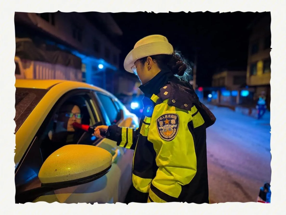 夜晚道路旁，酒精测试仪屏幕上显示数值50，警灯在背景中闪烁，示意酒驾检查现场。_1