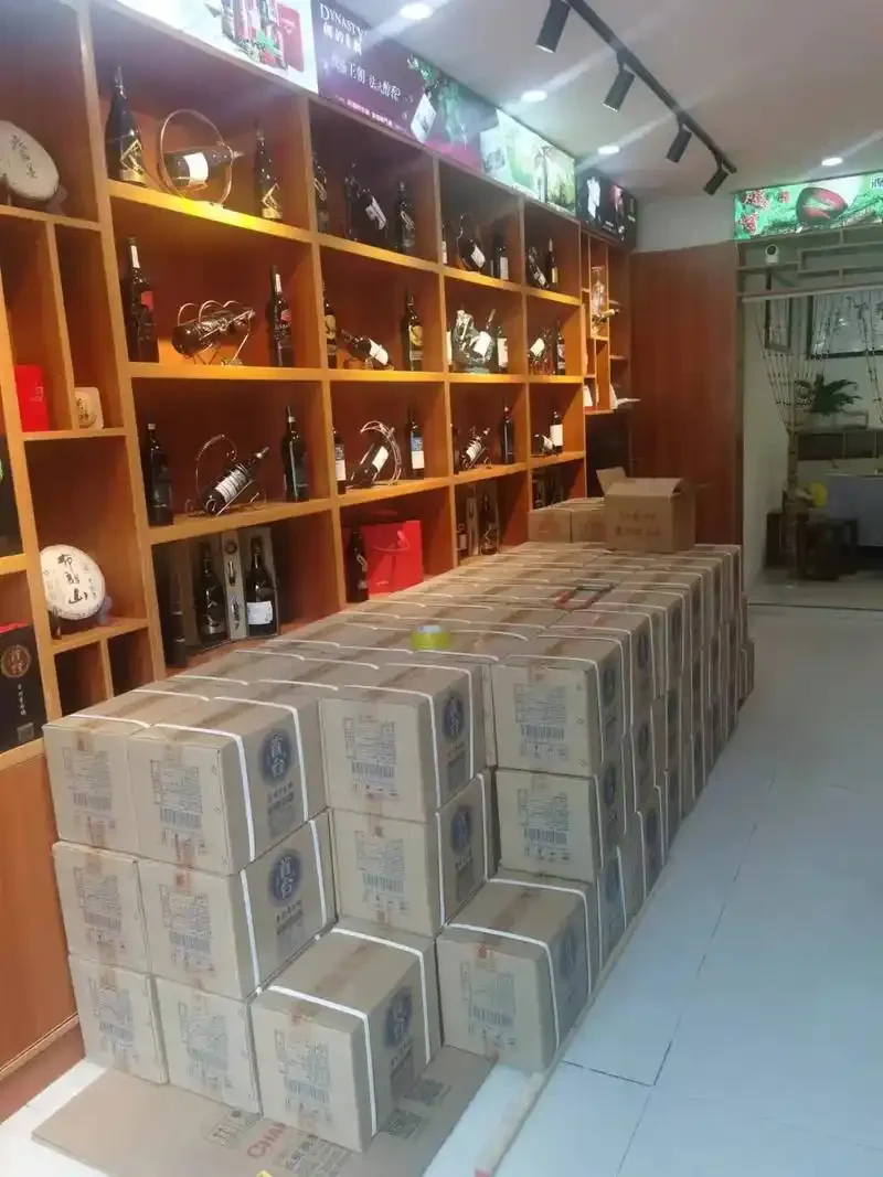 红酒代理商务人士在品酒室考察选品，面前是展示架和合作协议_1