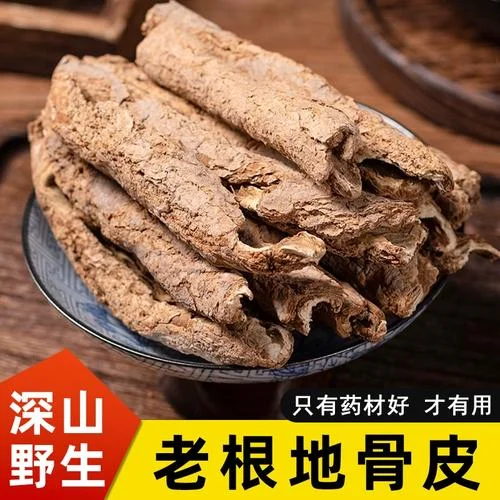 地骨皮泡酒实物展示：透明玻璃罐中琥珀色酒液浸泡着地骨皮和枸杞_1