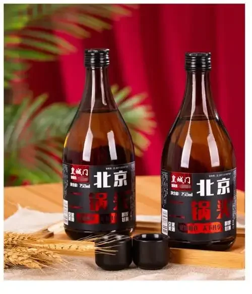 北京传统酿酒作坊内，酿酒师正在检查陶缸内高粱的发酵状态，光线柔和，氛围专注，展现了京派白酒酿造的核心环节。_1