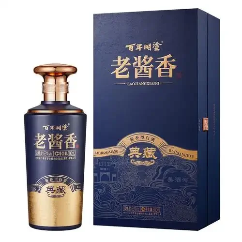 酿酒师在传统酒坊内翻动酒醅，展示酱香型白酒酿造过程中的关键工序_1