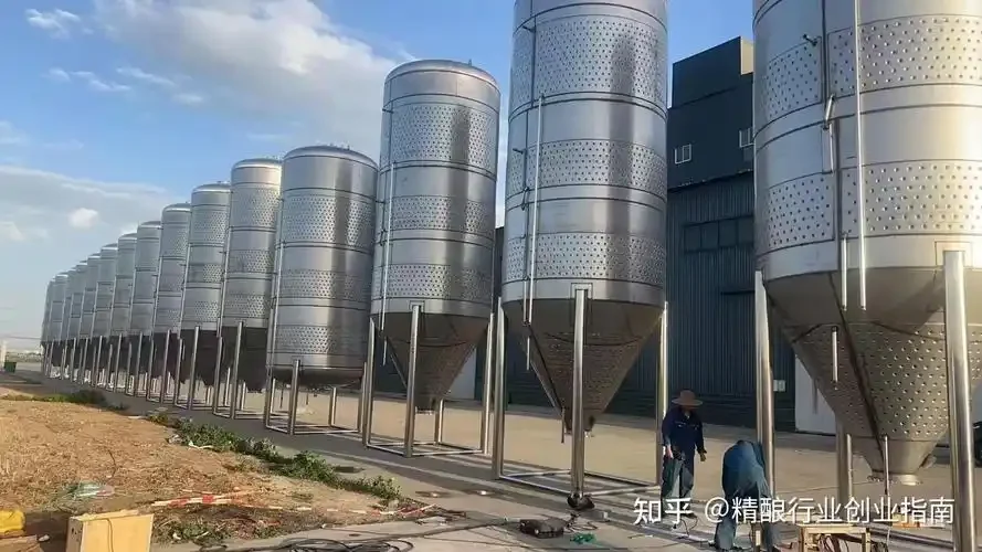 现代啤酒厂糖化车间内景，糖化锅正在工作，蒸汽缭绕，控制面板显示运行参数_1