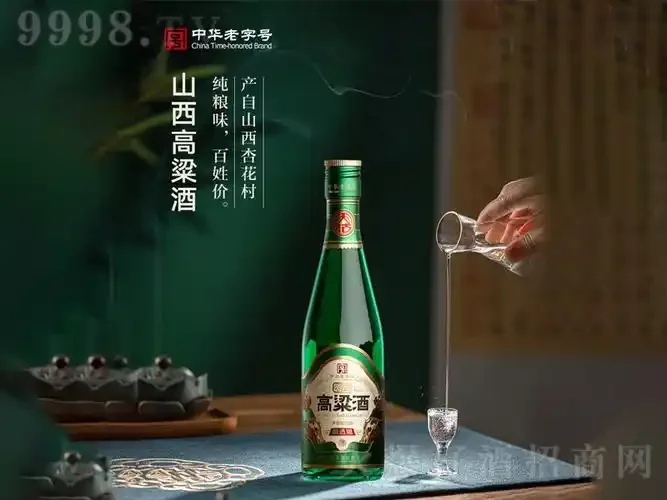 传统酿酒师正在查看陶缸中用于酿造山西高粱酒的红褐色高粱原料_1