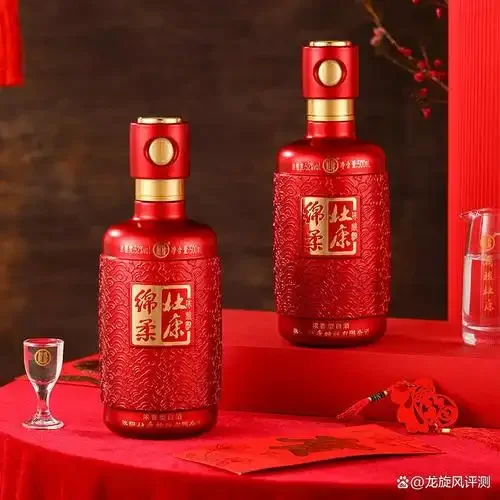 一瓶清澈的百元价位纯粮酒与酿酒原料高粱、小麦的静物组合，展现粮食酒的本源。_1