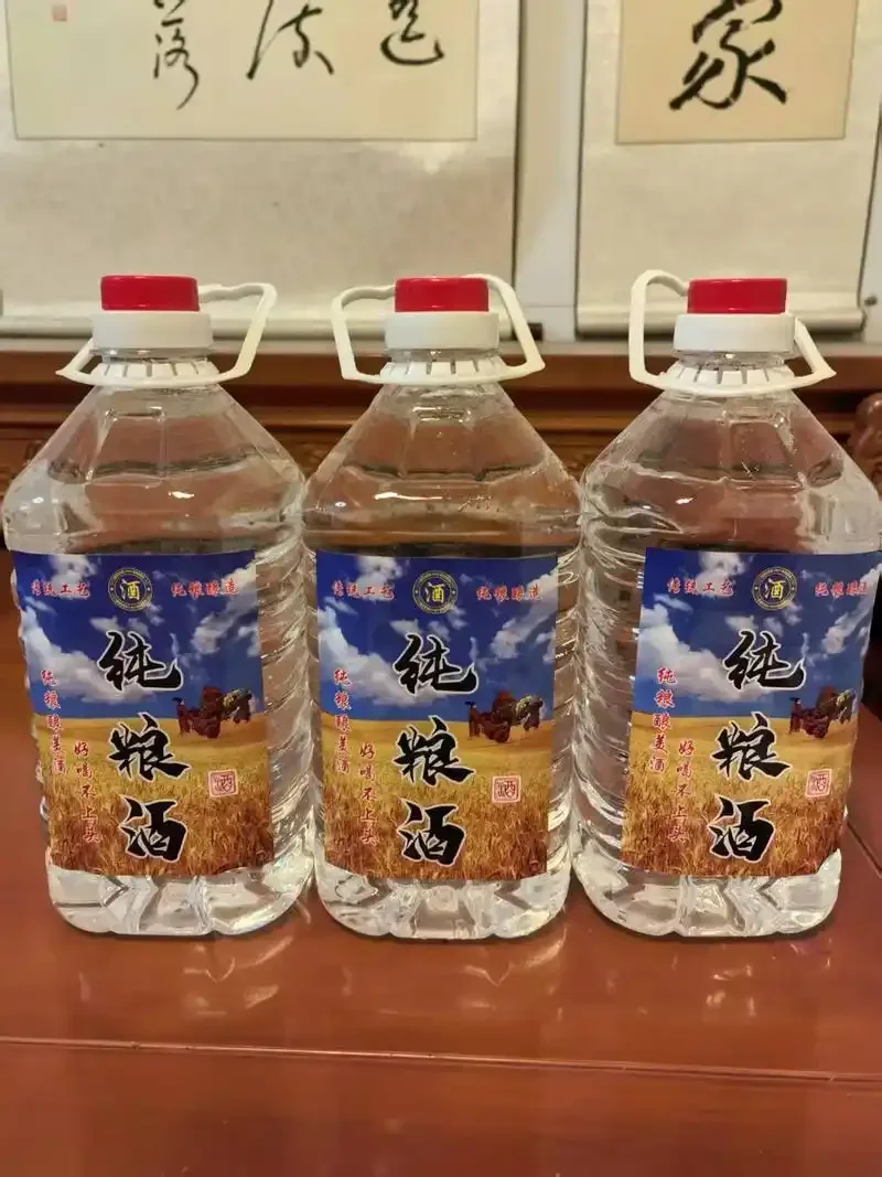 资深酿酒师在作坊中观察新酿粮食酒的酒花与清澈度_1