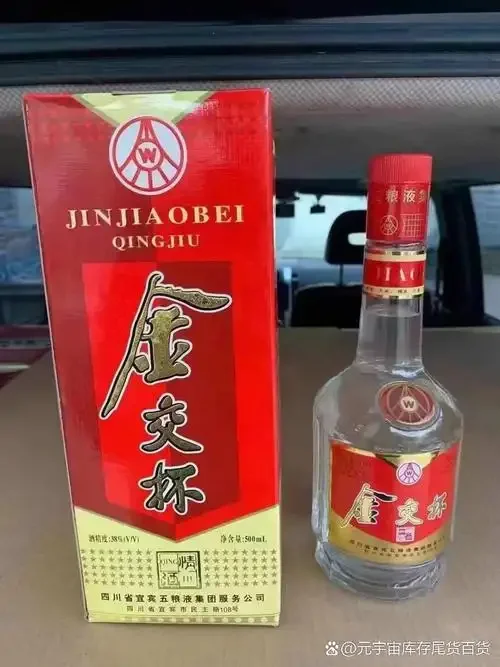 传统酒窖内景,古朴陶坛与陈年酒瓶在柔和光线下静置,展现白酒储存的岁月感与专业环境_1