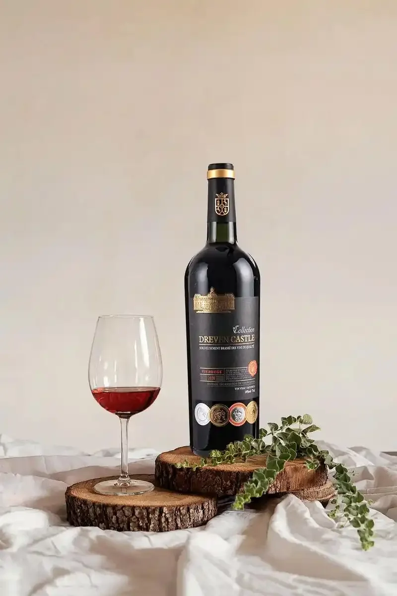 酿酒师在检查干红葡萄酒发酵过程中的葡萄皮渣_1