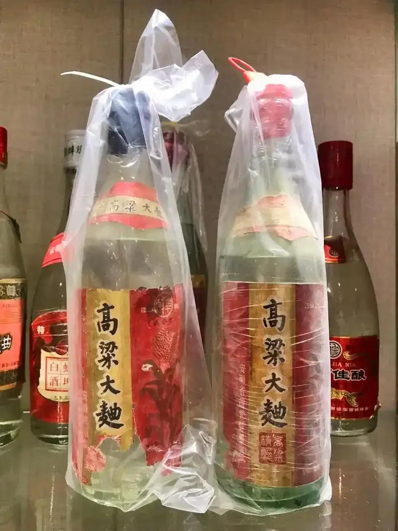 酿酒师正在检查糖化过程中的糯高粱，展示传统高粱酒酿造的关键步骤。_1