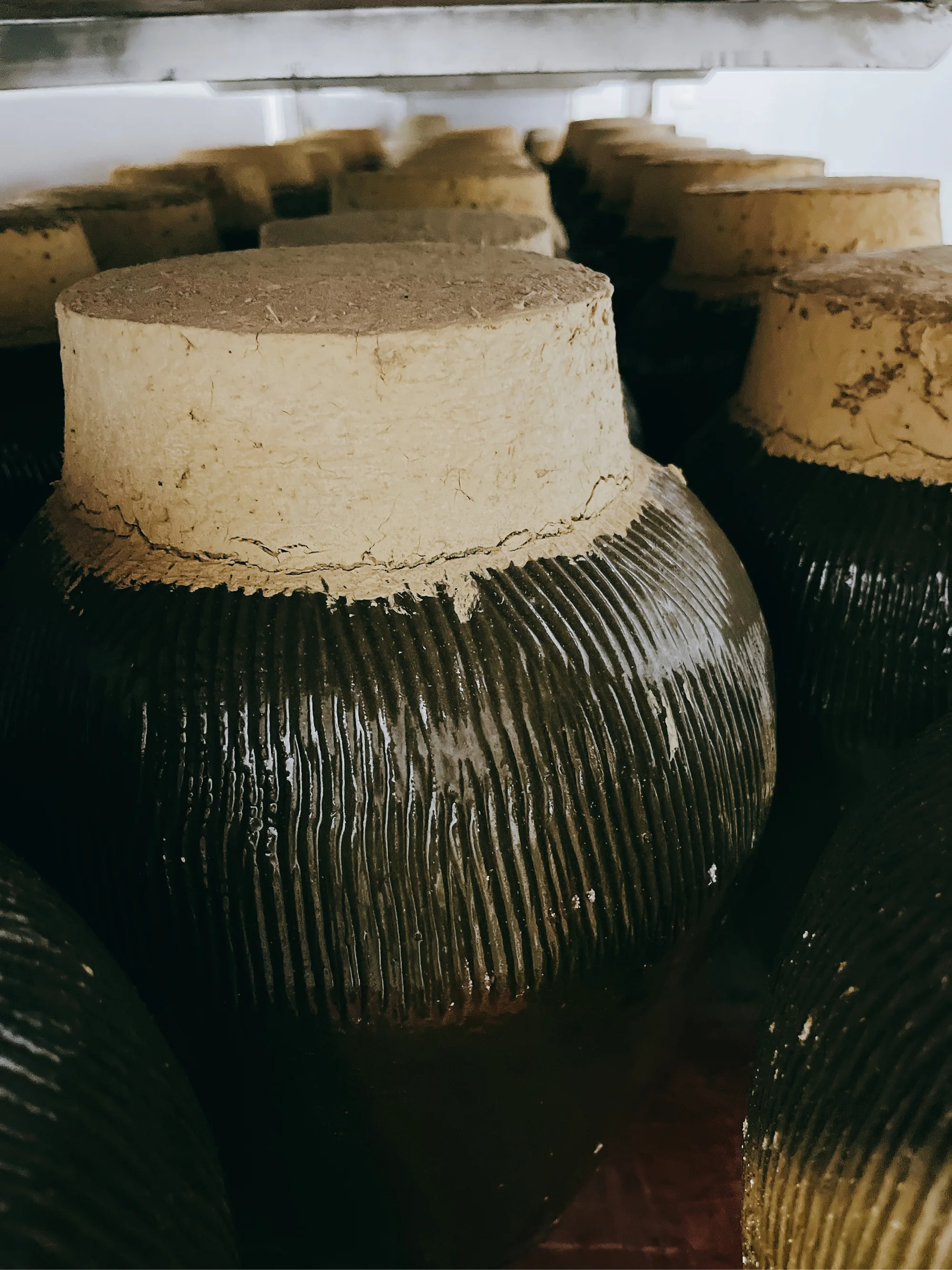 酿酒师在作坊中展示刚蒸馏出的秸秆白酒_1